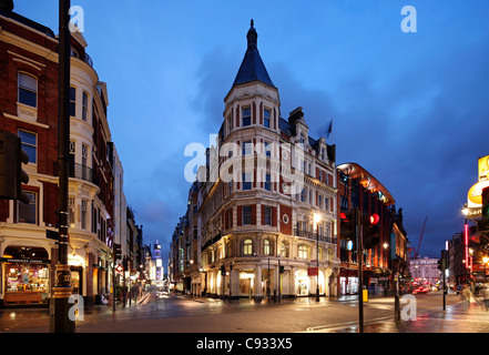 Il Shaftesbury Avenue è la patria di alcuni dei principali teatri di West End di Londra. Foto Stock