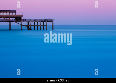 Inghilterra, Kent, trattativa. Trattare pier, in località costiera di trattativa. Notevole per i suoi due castelli. Foto Stock