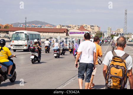 Persone, motociclette e auto attraversando la pista dell'aeroporto di Gibilterra. Foto Stock