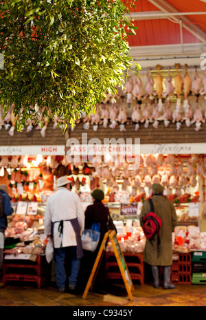 Regno Unito, Oxford. Tradizionali di vischio appeso in un grande mazzo per Natale a Oxford il mercato coperto. Foto Stock