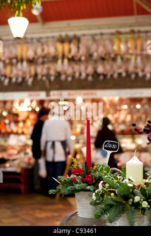 Regno Unito, Oxford. Un festoso candela davanti a una delle macellerie vendono i tacchini di Natale a Oxford il mercato coperto. Foto Stock