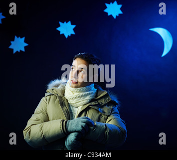 Ritratto di ragazzo attraente lunga attesa per la sua ragazza Foto Stock