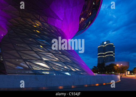 Twilight vista dell'ingresso principale per il BMW Welt, una struttura espositiva della ditta BMW,Monaco di Baviera, Germania Foto Stock