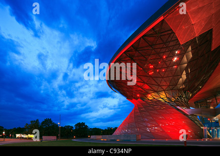 Twilight vista dell'ingresso principale per il BMW Welt, una struttura espositiva della ditta BMW,Monaco di Baviera, Germania Foto Stock