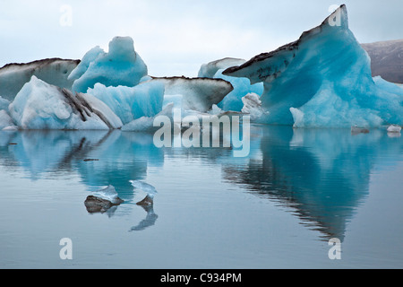 Grandi blocchi di ghiaccio galleggiante sulla laguna di Jokulsarlon. Foto Stock