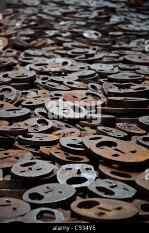 10002 a bocca aperta la piastra di ferro facce Copra il pavimento nel Museo Ebraico di Berlino Kreuzberg di Berlino, Germania. Foto Stock