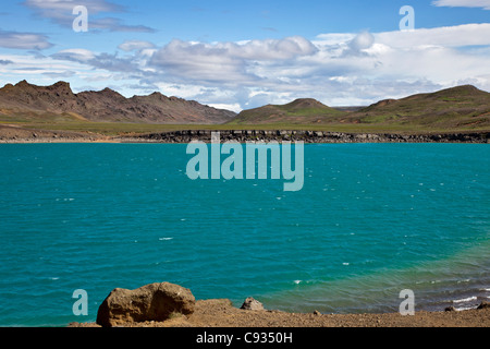 I coloratissimi acqua di un cratere del lago in Krisuvik campo geotermico nel sud-ovest dell'Islanda. Foto Stock