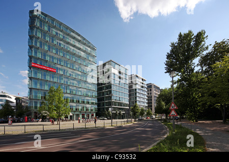 Nuovi edifici per uffici nel centro Beisheim a Potsdamer Platz. Sul lato destro è il central park, il Tiergarten. Foto Stock