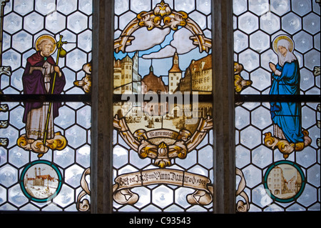 In Germania, in Baviera, Monaco di Baviera. Dettaglio della vetrata raffigurante Marienplatz, nella Neues Rathaus o New Town Hall. Foto Stock