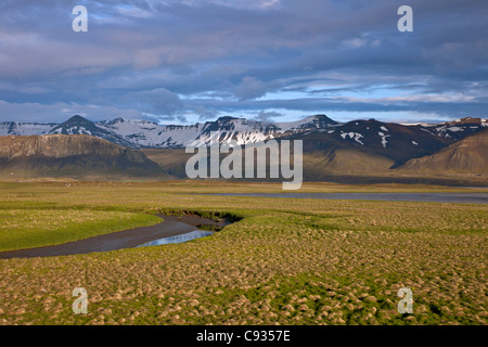 Una vista delle bellissime montagne innevate in tarda serata sole, appena fuori Borgarnes. Foto Stock