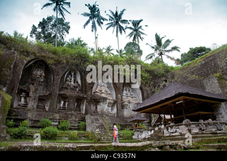 Bali Ubud. Un turista guarda i grandi santuari scavati nella rupe-faccia presso il Gunung Kawi templi. Signor Foto Stock