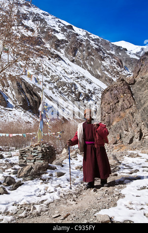 India, Ladakh, Rumbak. Ladakhi man walking torna a casa sua nel villaggio di Rumbak, Ladakh, India Foto Stock