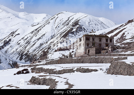 India, Ladakh, Yurutse. Yurutse, un insediamento remoto fino la valle Rumbak con solo una casa singola, Ladakh, India Foto Stock