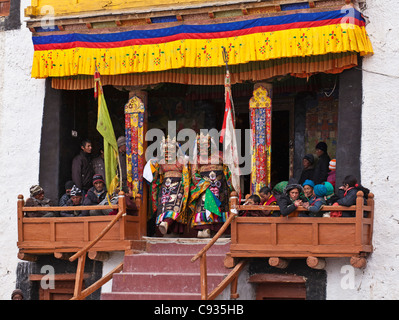 India, Ladakh, Likir. I monaci in costumi mascherati e broccato di seta raffinatezze balli presso il festival di inverno al monastero di Likir. Foto Stock