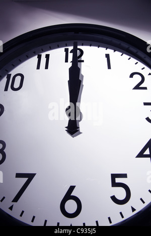 Orologio da parete a ore 12 Foto Stock