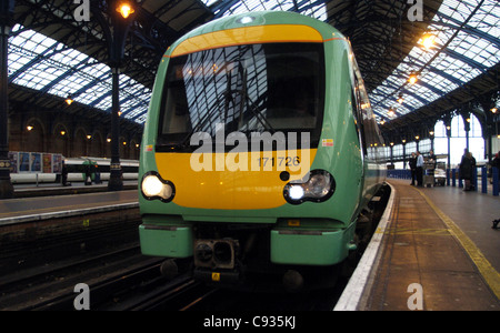 La nuova 171 Turbostar Diesel con il treno alla stazione di Brighton questa mattina come si inizia a sud di ultima Brighton a Ashford service Foto Stock