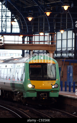 La nuova 171 Turbostar Diesel con il treno alla stazione di Brighton questa mattina come si inizia a sud di ultima Brighton a Ashford service Foto Stock