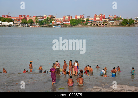 Fedeli indù bagnarsi nel Fiume Hooghly, un affluente del Gange il più venerato fiume sulla terra. Foto Stock