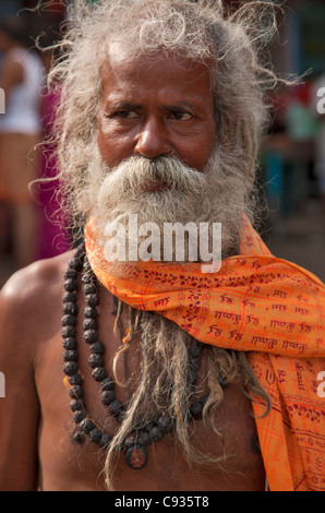 Un indù uomo santo o Sadhu, vicino Manikula nella periferia di Kolkata. Foto Stock