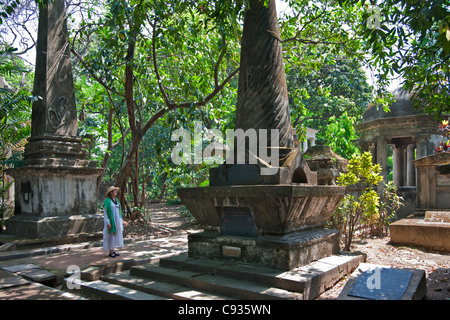 Piramidi, mausolei e tombe sono una caratteristica di South Park Street cimitero. Foto Stock