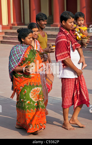I devoti prendere offerte per il Dakshineswar Kali tempio sulla periferia di Kolkata. Foto Stock