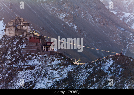 India, Ladakh Leh. Namgyal Tsemo Gompa arroccato su uno sperone roccioso noto come il picco della Vittoria, sopra la città di Leh. Foto Stock