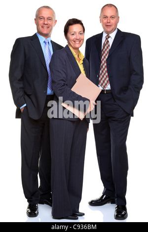 Foto di una matura business team costituito da due uomini e una donna che tiene in mano un file Foto Stock