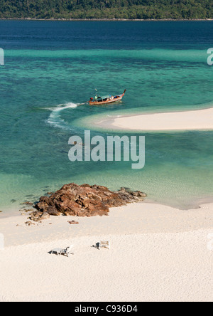 La famosa striscia bianca di sabbia su Ko Lipe,Thailandia Foto Stock