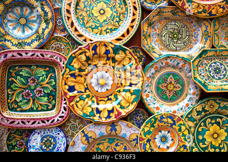 Sicilia, Italia, Europa occidentale; dettaglio di tyical siciliano maioliche decorate in ceramica - Erice Foto Stock