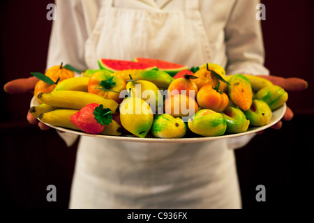 Sicilia, Italia, Europa occidentale; "frutta martorana" tipici siciliani frutti di marzapane - Erice Foto Stock