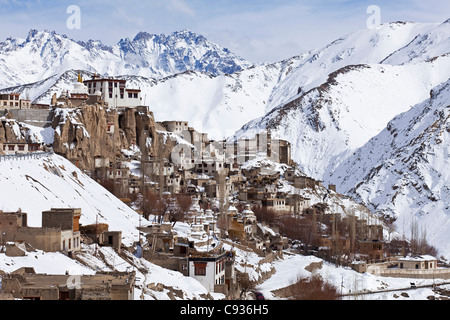 India, Ladakh Lamayuru. Monastero di Lamayuru, remote e isolate, orlata da spettacolari montagne coperte di neve. Foto Stock