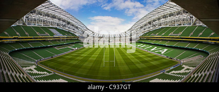 Irlanda, Dublino, Lansdowne Road stadio di calcio, interno vista panoramica guardando dall'estremità sud dello stadio. Foto Stock