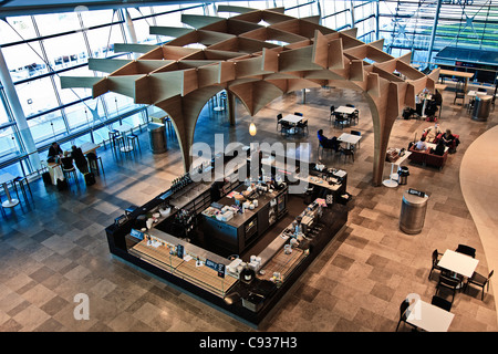 L'Oak Bar, terminale 2, Aeroporto di Dublino, Collinstown, Dublino, Co. Dublino, Irlanda. Foto Stock