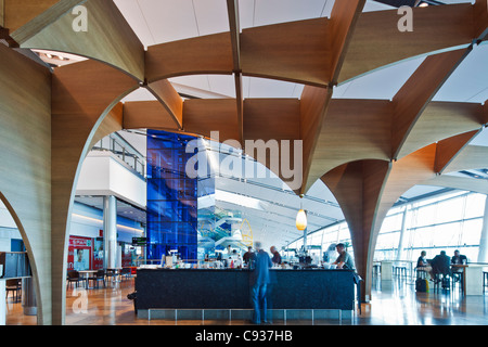 L'Oak Bar, terminale 2, Aeroporto di Dublino, Collinstown, Dublino, Co. Dublino, Irlanda. Foto Stock