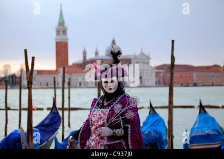 Venezia, Veneto, Italia; un carattere mascherato sul "Bacino di San Marco durante il carnevale Foto Stock