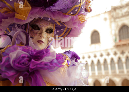 Venezia, Veneto, Italia; un carattere mascherato di fronte il