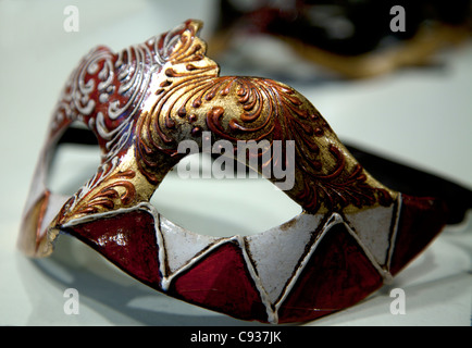 Venezia, Veneto, Italia; una maschera di Carnevale in mostra nella vetrina di un negozio. Foto Stock