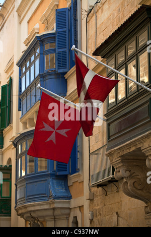 Malta, Europa; colorato Maltese tipici balconi in legno in una strada a La Valletta. Foto Stock