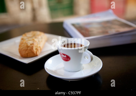 Malta, Europa; godendo una pausa caffè al di fuori Foto Stock