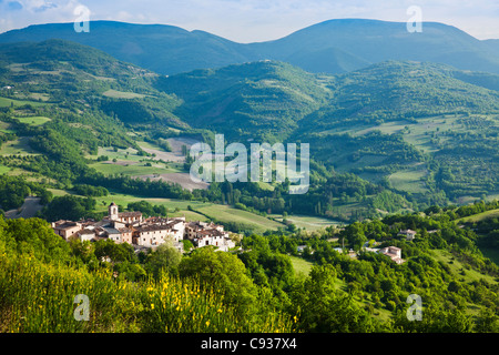 L'Italia, l'Umbria, Castelvecchio. Guardando verso il basso il piccolo villaggio di Castelvecchio nel tardo pomeriggio di luce. Foto Stock