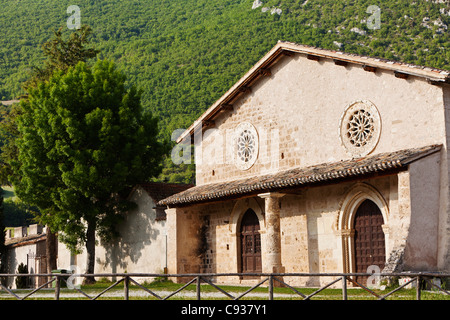 L'Italia, l'Umbria, dei campi. Il piccolo e antico borgo di campi, nei pressi di Norcia, arroccato su una collina. Foto Stock