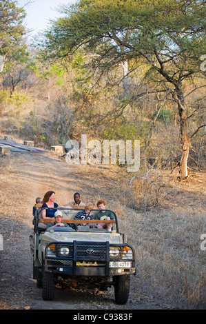 Il Malawi, Majete riserva faunistica. Famiglia nel loro veicolo di safari mentre su un game drive in Majete. Foto Stock