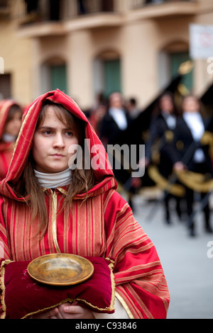 Sicilia, Italia, Europa occidentale; una ragazza in costume durante la "Processione dei Misteri' di Trapani Foto Stock