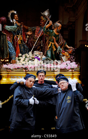 Sicilia, Italia, una "fratellanza" che porta una statua di fuori della Chiesa in Trapani Foto Stock