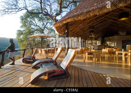 Il Malawi, Majete riserva faunistica. Il deck e area da pranzo principale di Mkulumadzi safari lodge Foto Stock