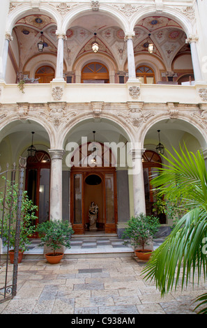 Sicilia, Italia, Europa occidentale; dettagli architettonici di Trapani città vecchia Foto Stock