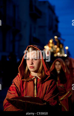 Sicilia, Italia, Europa occidentale; una ragazza in costume durante la "Processione dei Misteri' di Trapani Foto Stock