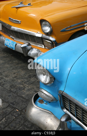 Auto d'epoca Chevrolet parcheggiata vicino al Capitol nazionale al Paseo del Prado a l'Avana, Cuba. Foto Stock