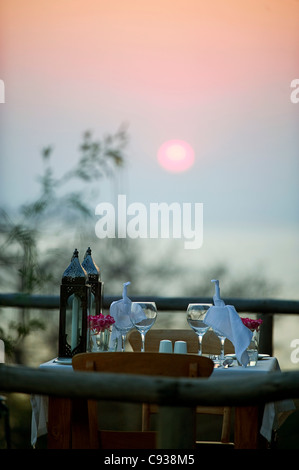 Il Malawi, il Parco Nazionale del Lago Malawi. La cena prevista sulla veranda di uno degli chalets di Pumulani Lodge con il Lago Malawi dietro. Foto Stock