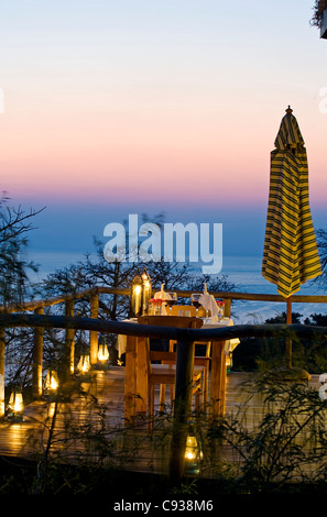 Il Malawi, il Parco Nazionale del Lago Malawi. La cena prevista sulla veranda di uno degli chalets di Pumulani Lodge con il Lago Malawi dietro. Foto Stock